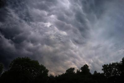 Aufzug von schweren Gewittern Aufzug eines Gewitters aus westlichen Richtungen auf das Ruhrgebiet bei laufender Unwetter-stock-foto
