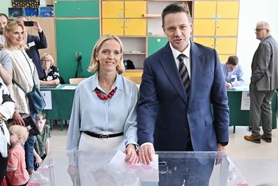 PRESIDENTIAL ELECTIONS IN POLAND - POLISH PRESIDENTIAL CANDIDATE RAFAL TRZASKOWSKI VOTES-stock-photo