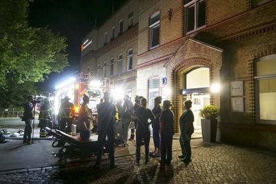 Feuerwehrleute und Rettunfakraefte beim Einsatz Feuer im Hamburger Marienkrankenhaus Drei Personen verstorben mehrere verletzte Personen 01.06.2025 Hamburg - Hohenfelde Brandursache unklar In einem Patientenzimmer im Marienkrankenhaus im Stadteil Hohenfelde war aus noch unbekannten Gr?nden ein Feuer ausgebrochen. Die Feuerwehr, die mit einem Gro?aufgebot vor Ort war, evakuierte gemeinsam mit den Mitarbeitern des Krankenhauses diverse Patienten aus dem Gefahrenbereich und versorgte mehrere durch den Rauch verletzte Personen. Hamburg Deutschland *** Firefighters and rescue workers on duty Fire in Hamburgs Marienkrankenhaus hospital Three people died Several people injured 01 06 2025 Hamburg Hohenfelde Cause of fire unclear A fire broke out-stock-foto