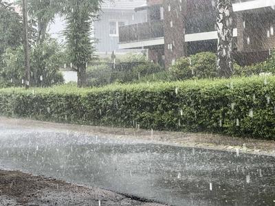 Asphalt Strasse steht durch Starkregen unter Wasser Gewitter mit Wassermassen und Hagel in Hamburg Hamburg Deutschland *** Asphalt road under water due to heavy rain Thunderstorm with masses of water and hail in Hamburg Hamburg Germany-stock-foto