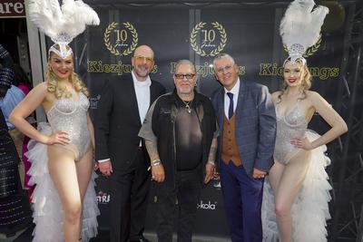 Sven Jakobsen Gruender und Fotograf Kalle Haverland und Partner Michael Gremliza Gruenderr und Journalist bei der Feier 10 Jahre Kiezjungs , Tour Guides von der Reeperbahn, vor dem Pulerfass Cabaret auf der Reeperbahn am 31.05.2025 in Hamburg Hamburg Deutschland *** Sven Jakobsen Gruender and photographer Kalle Haverland and partner Michael Gremliza Gruenderr and journalist at the celebration 10 years Kiezjungs , tour guides from the Reeperbahn, in front of the Pulerfass Cabaret on the Reeperbahn on 31 05 2025 in Hamburg Hamburg Germany-stock-foto