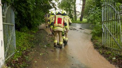 Hagel so gro? wie Tischtennisb?lle, heftiger Starkregen und ?berschwemmungen. Das Sommerwetter begann in Westdeutschland-stock-foto