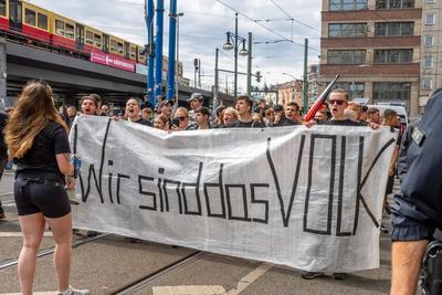 Rechtsextremistischer Aufmarsch unter dem Motto: Gegen Volksverrat und gegen ?bergriffe auf unser Volk, Demozug, Alexanderplatz, Berlin, 1. Juni 2025-stock-photo