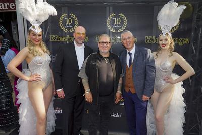 Sven Jakobsen Gruender und Fotograf Kalle Haverland und Partner Michael Gremliza Gruenderr und Journalist bei der Feier 10 Jahre Kiezjungs , Tour Guides von der Reeperbahn, vor dem Pulerfass Cabaret auf der Reeperbahn am 31.05.2025 in Hamburg Hamburg Deutschland *** Sven Jakobsen Gruender and photographer Kalle Haverland and partner Michael Gremliza Gruenderr and journalist at the celebration 10 years Kiezjungs , tour guides from the Reeperbahn, in front of the Pulerfass Cabaret on the Reeperbahn on 31 05 2025 in Hamburg Hamburg Germany-stock-foto