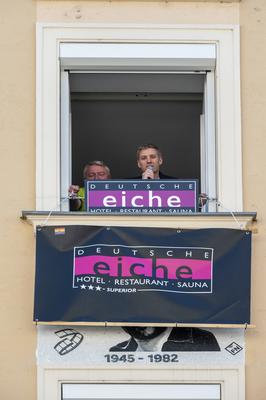 Muenchen, Enthuellung des Mosaiks von Rainer Werner Fassbender an der Fassade der Deutschen Eiche, mit Dietmar Holzapfel-stock-foto