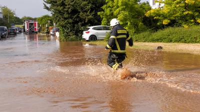 Hagel so gro? wie Tischtennisb?lle, heftiger Starkregen und ?berschwemmungen. Das Sommerwetter begann in Westdeutschland-stock-foto