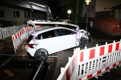 Unfall in Ludwigsburg: Pkw besch?digt mehrere Fahrzeuge im Bereich Sch?tzenplatz und landet beim Wendeman?ver in der Abelstra?e in Baugrube-stock-photo