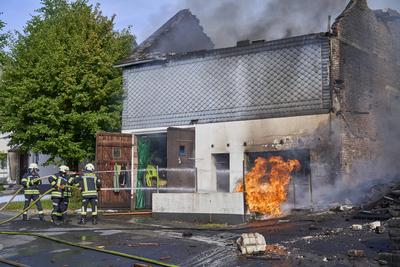 Wohnhaus brennt - Rauchs?ule kilometerweit zu sehen-stock-foto