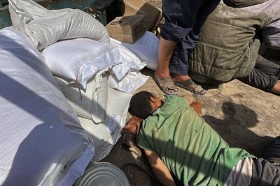 Plestinians transport the wounded and who lost their lives to Nasser Hospital-stock-foto