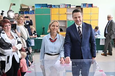 PRESIDENTIAL ELECTIONS IN POLAND - POLISH PRESIDENTIAL CANDIDATE RAFAL TRZASKOWSKI VOTES-stock-photo