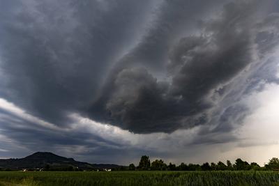 Wetter-Chaos in Deutschland: Unwetter nach extremer Hitze, Eine ungew?hnliche Mai-Hitze mit Temperaturen ?ber 33 Grad am-stock-foto