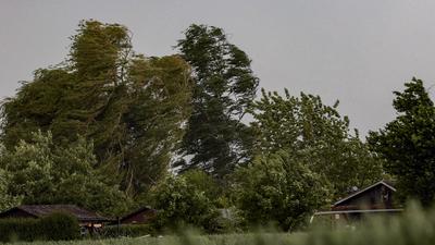 RECORD DATE NOT STATED Wetter-Chaos in Deutschland: Unwetter nach extremer Hitze, Eine ungew?hnliche Mai-Hitze mit Tempe-stock-foto