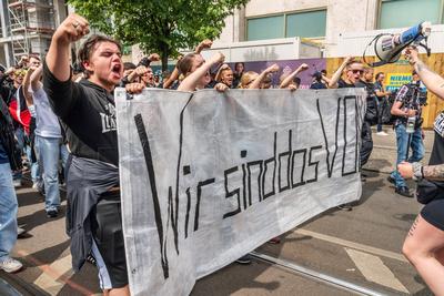 Rechtsextremistischer Aufmarsch unter dem Motto: Gegen Volksverrat und gegen ?bergriffe auf unser Volk, Demozug, Alexanderplatz, Berlin, 1. Juni 2025-stock-photo