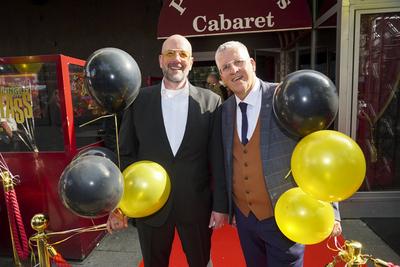 Sven Jakobsen Gruender und Fotograf mit Partner Michael Gremliza Gruenderr und Journalist bei der Feier 10 Jahre Kiezjungs , Tour Guides von der Reeperbahn, vor dem Pulerfass Cabaret auf der Reeperbahn am 31.05.2025 in Hamburg Hamburg Deutschland *** Sven Jakobsen Gruender and photographer with partner Michael Gremliza Gruenderr and journalist at the celebration 10 years Kiezjungs , tour guides from the Reeperbahn, in front of the Pulerfass Cabaret on the Reeperbahn on 31 05 2025 in Hamburg Hamburg Germany-stock-foto