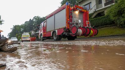 Hagel so gro? wie Tischtennisb?lle, heftiger Starkregen und ?berschwemmungen. Das Sommerwetter begann in Westdeutschland-stock-foto