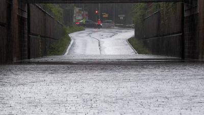 Hagel so gro? wie Tischtennisb?lle, heftiger Starkregen und ?berschwemmungen. Das Sommerwetter begann in Westdeutschland-stock-foto