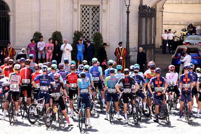 ITALY -  POPE LEO XIV ADRESSES THE PACK OF CYCLISTS PASSING BY THE VATICAN DURING THE 21ST AND LAST STAGE OF THE 108TH GIRO D'ITALIA CYCLING RACE AT THE  E VATICAN  - 2025/6/1-stock-foto