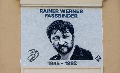 Muenchen, Enthuelltes Mosaiks von Rainer Werner Fassbender an der Fassade der Deutschen Eiche *** Munich, Revealed mosai-stock-foto