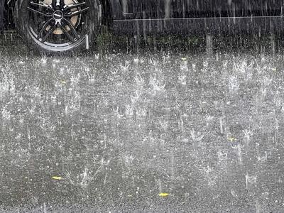 Asphalt Strasse steht durch Starkregen unter Wasser Gewitter mit Wassermassen und Hagel in Hamburg Hamburg Deutschland *** Asphalt road under water due to heavy rain Thunderstorm with masses of water and hail in Hamburg Hamburg Germany-stock-foto