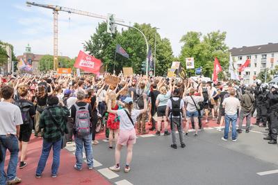 Demonstrationen in der Innenstadt von M?nster. Gegendemonstranten auf dem Servatiiplatz.-stock-foto