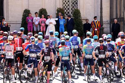 ITALY -  POPE LEO XIV ADRESSES THE PACK OF CYCLISTS PASSING BY THE VATICAN DURING THE 21ST AND LAST STAGE OF THE 108TH GIRO D'ITALIA CYCLING RACE AT THE  E VATICAN  - 2025/6/1-stock-foto