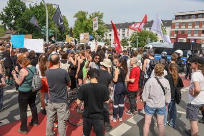 Demonstrationen in der Innenstadt von M?nster. Gegendemonstranten auf dem Servatiiplatz.-stock-foto