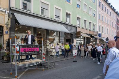 Muenchen, bei der Enthuellung des Mosaiks von Rainer Werner Fassbender an der Fassade der Deutschen Eiche, spricht Muenc-stock-foto