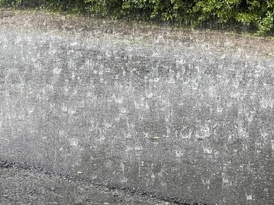 Asphalt Strasse steht durch Starkregen unter Wasser Gewitter mit Wassermassen und Hagel in Hamburg Hamburg Deutschland *** Asphalt road under water due to heavy rain Thunderstorm with masses of water and hail in Hamburg Hamburg Germany-stock-foto