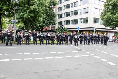 Demonstrationen in der Innenstadt von M?nster. Polizisten im Bereich des Servatiiplatzes.-stock-foto
