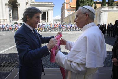 ITALY -  POPE LEO XIV ADRESSES THE PACK OF CYCLISTS PASSING BY THE VATICAN DURING THE 21ST AND LAST STAGE OF THE 108TH GIRO D'ITALIA CYCLING RACE AT THE  E VATICAN  - 2025/6/1-stock-foto