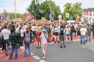 Demonstrationen in der Innenstadt von M?nster. Gegendemonstranten auf dem Servatiiplatz.-stock-foto