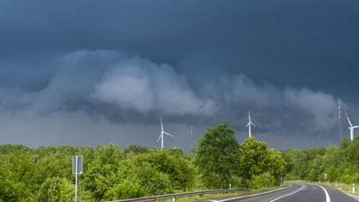 Hagel so gro? wie Tischtennisb?lle, heftiger Starkregen und ?berschwemmungen. Das Sommerwetter begann in Westdeutschland-stock-foto