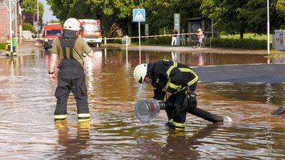 Hagel so gro? wie Tischtennisb?lle, heftiger Starkregen und ?berschwemmungen. Das Sommerwetter begann in Westdeutschland-stock-foto