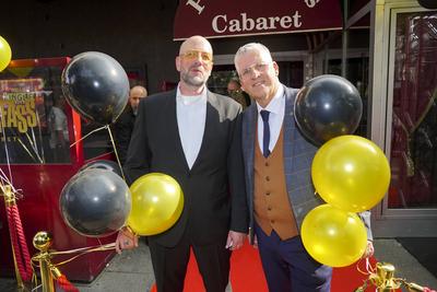 Sven Jakobsen Gruender und Fotograf mit Partner Michael Gremliza Gruenderr und Journalist bei der Feier 10 Jahre Kiezjungs , Tour Guides von der Reeperbahn, vor dem Pulerfass Cabaret auf der Reeperbahn am 31.05.2025 in Hamburg Hamburg Deutschland *** Sven Jakobsen Gruender and photographer with partner Michael Gremliza Gruenderr and journalist at the celebration 10 years Kiezjungs , tour guides from the Reeperbahn, in front of the Pulerfass Cabaret on the Reeperbahn on 31 05 2025 in Hamburg Hamburg Germany-stock-foto