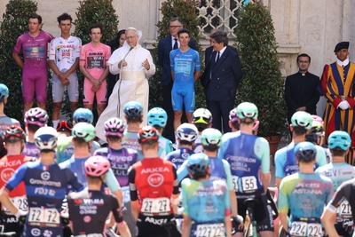 ITALY -  POPE LEO XIV ADRESSES THE PACK OF CYCLISTS PASSING BY THE VATICAN DURING THE 21ST AND LAST STAGE OF THE 108TH GIRO D'ITALIA CYCLING RACE AT THE  E VATICAN  - 2025/6/1-stock-foto
