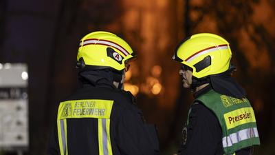 Lagerhallen in Flammen:150 Kr?fte bek?mpfen Gro?brand in Berl, Ein verheerender Gro?brand w?tete im Pyramidenweg in Berl-stock-foto