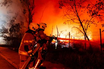 Am Abend kam es in Berlin-Marzahn zu einem Gro?brand in einem Gewerbegebiet.-stock-foto