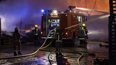 Lagerhallen in Flammen:150 Kr?fte bek?mpfen Gro?brand in Berl, Ein verheerender Gro?brand w?tete im Pyramidenweg in Berl-stock-foto