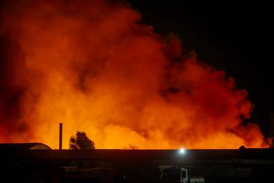 Am Abend kam es in Berlin-Marzahn zu einem Gro?brand in einem Gewerbegebiet.-stock-foto