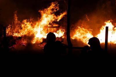 Am Abend kam es in Berlin-Marzahn zu einem Gro?brand in einem Gewerbegebiet.-stock-foto