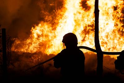 Am Abend kam es in Berlin-Marzahn zu einem Gro?brand in einem Gewerbegebiet.-stock-foto