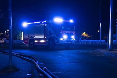 Lagerhallen in Flammen:150 Kr?fte bek?mpfen Gro?brand in Berl, Ein verheerender Gro?brand w?tete im Pyramidenweg in Berl-stock-foto