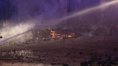 Lagerhallen in Flammen:150 Kr?fte bek?mpfen Gro?brand in Berl, Ein verheerender Gro?brand w?tete im Pyramidenweg in Berl-stock-foto