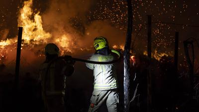 Lagerhallen in Flammen:150 Kr?fte bek?mpfen Gro?brand in Berl, Ein verheerender Gro?brand w?tete im Pyramidenweg in Berl-stock-foto