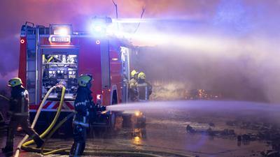 Lagerhallen in Flammen:150 Kr?fte bek?mpfen Gro?brand in Berl, Ein verheerender Gro?brand w?tete im Pyramidenweg in Berl-stock-foto