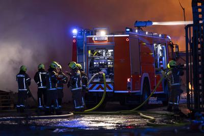 Lagerhallen in Flammen:150 Kr?fte bek?mpfen Gro?brand in Berl, Ein verheerender Gro?brand w?tete im Pyramidenweg in Berl-stock-foto