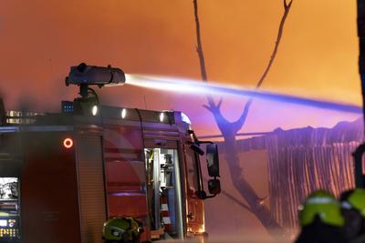 Lagerhallen in Flammen:150 Kr?fte bek?mpfen Gro?brand in Berl, Ein verheerender Gro?brand w?tete im Pyramidenweg in Berl-stock-foto