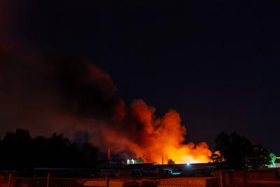 Am Abend kam es in Berlin-Marzahn zu einem Gro?brand in einem Gewerbegebiet.-stock-foto