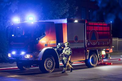 Lagerhallen in Flammen:150 Kr?fte bek?mpfen Gro?brand in Berl, Ein verheerender Gro?brand w?tete im Pyramidenweg in Berl-stock-foto