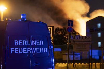Lagerhallen in Flammen:150 Kr?fte bek?mpfen Gro?brand in Berl, Ein verheerender Gro?brand w?tete im Pyramidenweg in Berl-stock-foto